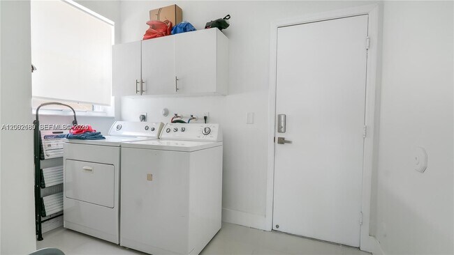 Building Photo - 321 SW 194th Ave