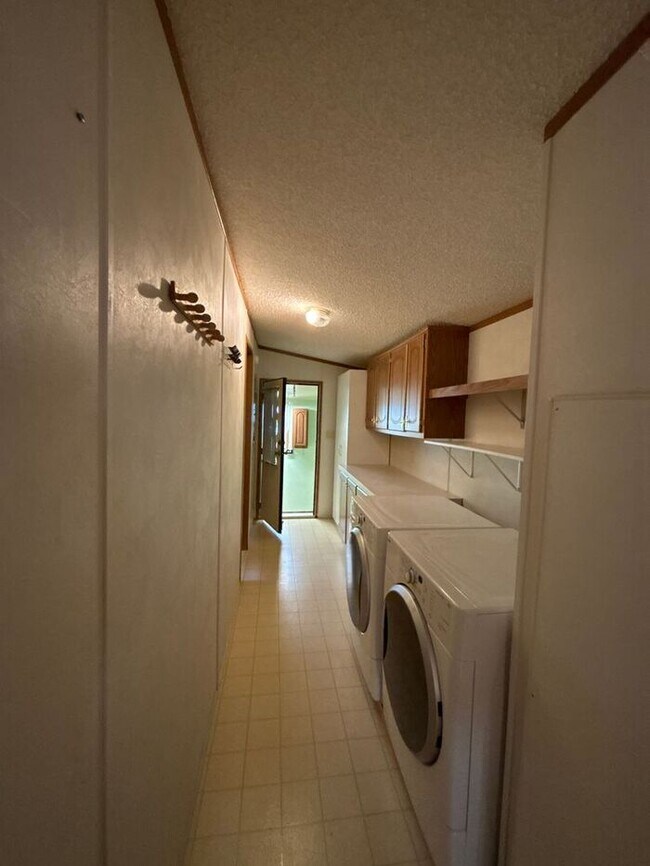 Building Photo - READY TO VIEW NOW! Adorable 3 Bed 2 Bath Home in New River NO HOA