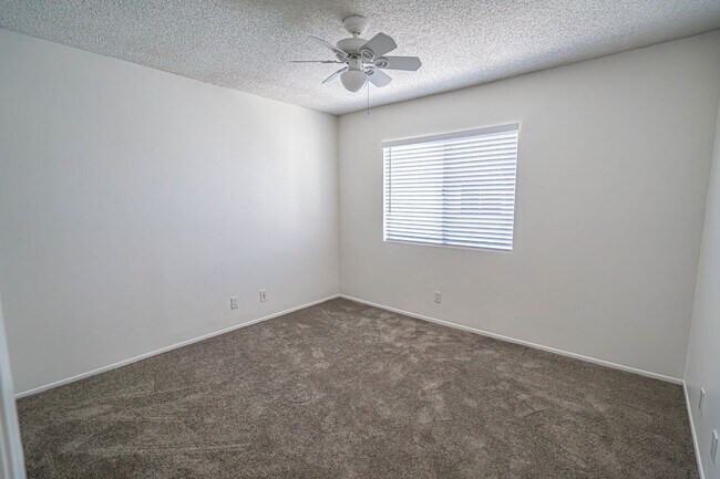 Building Photo - Charming 2-Bedroom Condo with Loft in the American Beauty Community of Canyon Country