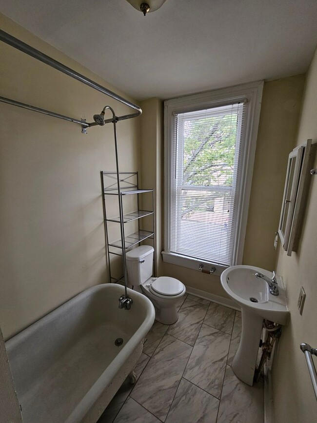 Building Photo - 2BR/1BA Rowhouse In Church Hill - Chimbora...