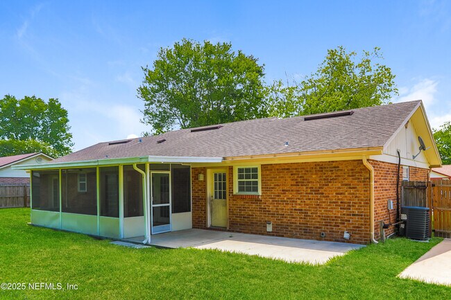 Building Photo - 2412 Stonehaven Ct W