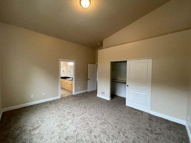 Building Photo - 2165