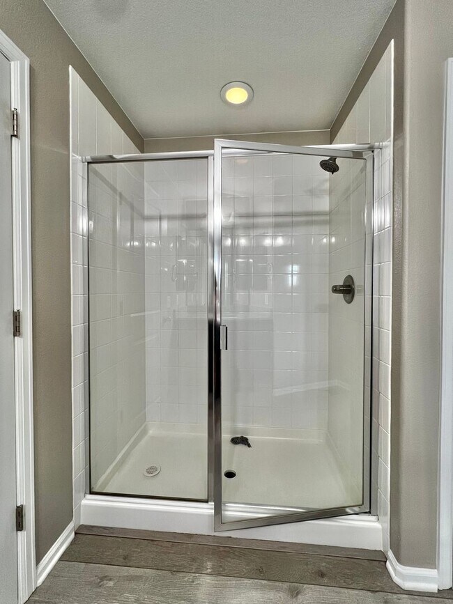 Building Photo - Spacious 5 Bed 3.5 Bath with Modern Upgrades!