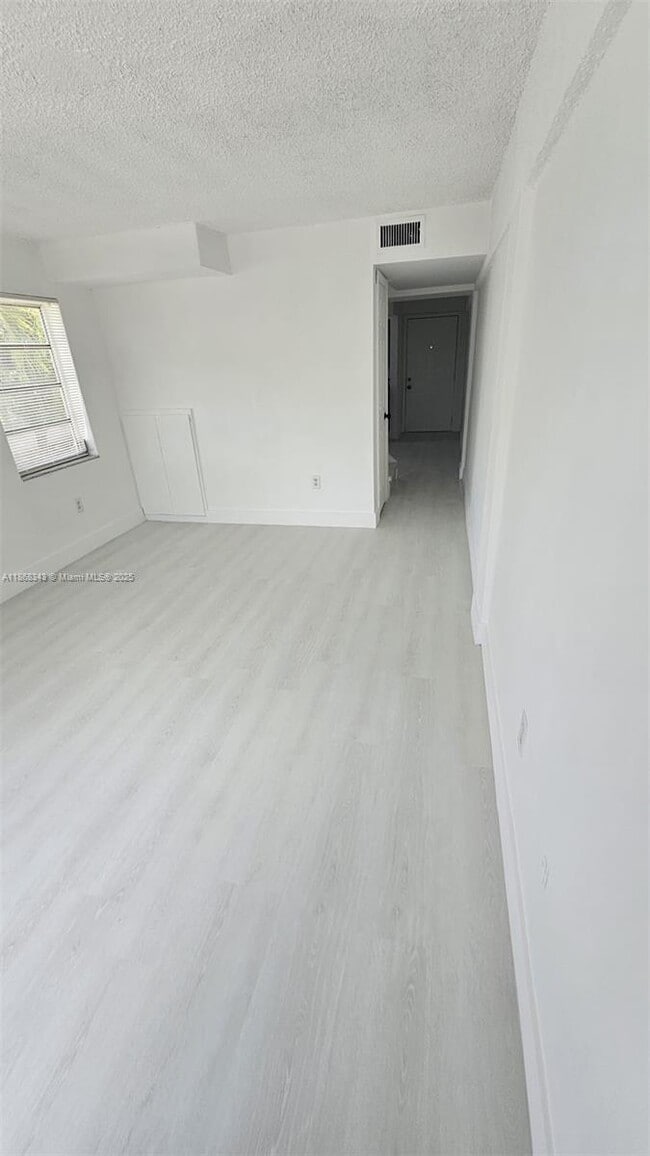 Building Photo - 1000 W 28th St