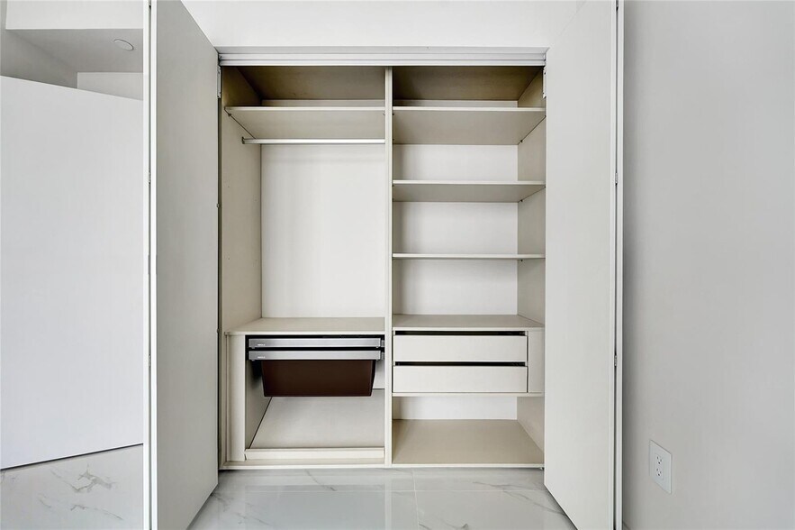 Building Photo - 700 NE 24th St