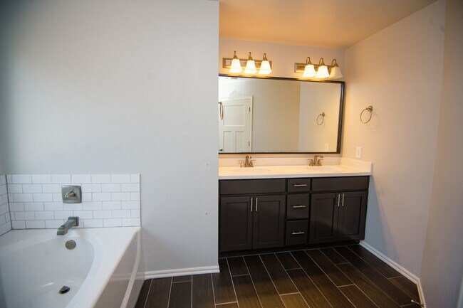 Building Photo - 4405 W Country Club Dr