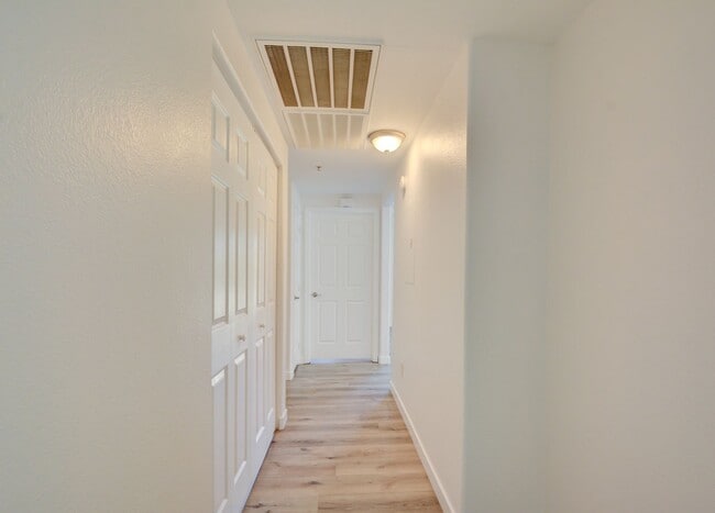 Building Photo - CLEAN, move in ready~GATED and super COMMUNITY!
