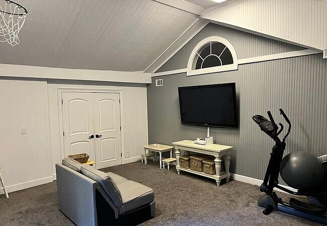 Building Photo - 561 Russell Rd