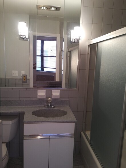 Master FULL Bath - 111 Mulberry St