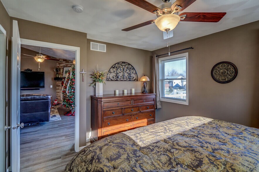 First floor master bathroom off of upper level living room - 846 Thompson Drive