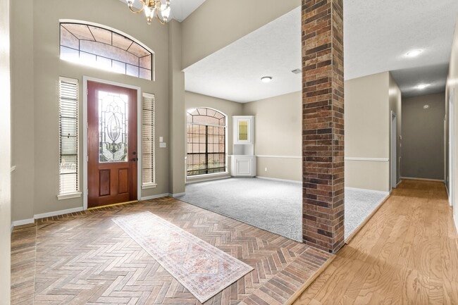 Building Photo - 590 Edgewood Dr