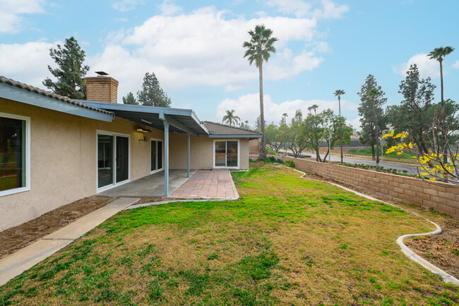 Building Photo - Comfy house in Riverside and Private Yard