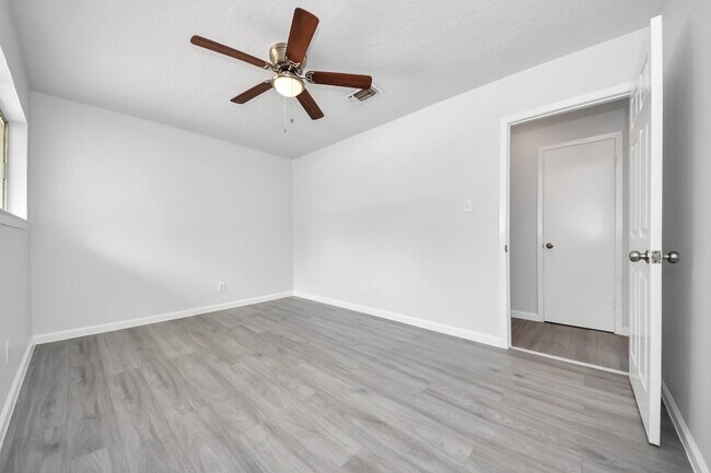 Building Photo - 4710 Lotus St