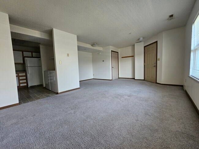 Living/Dining Area - 623 Iowa Ave