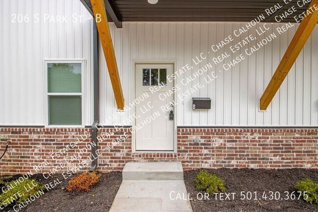 Building Photo - 206 S Park St