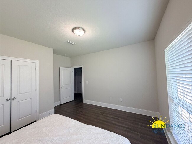 Building Photo - 210 Tropical Breeze Dr