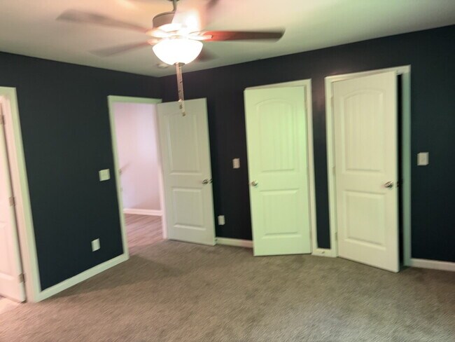 Building Photo - Gated Sango Townhome- Prime Location for Commutes