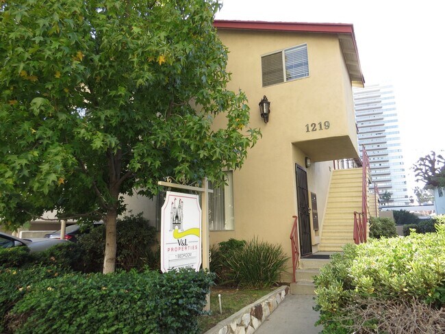 Primary Photo - 1219 Barry Ave