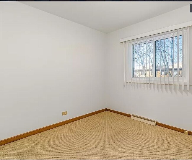 Building Photo - 615 Maple Ct