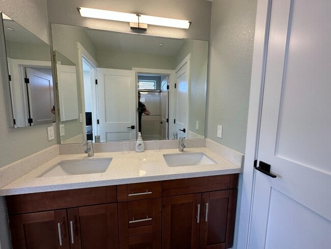 Building Photo - 1 Passage Ln