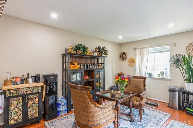 Building Photo - 217 Silver Ln