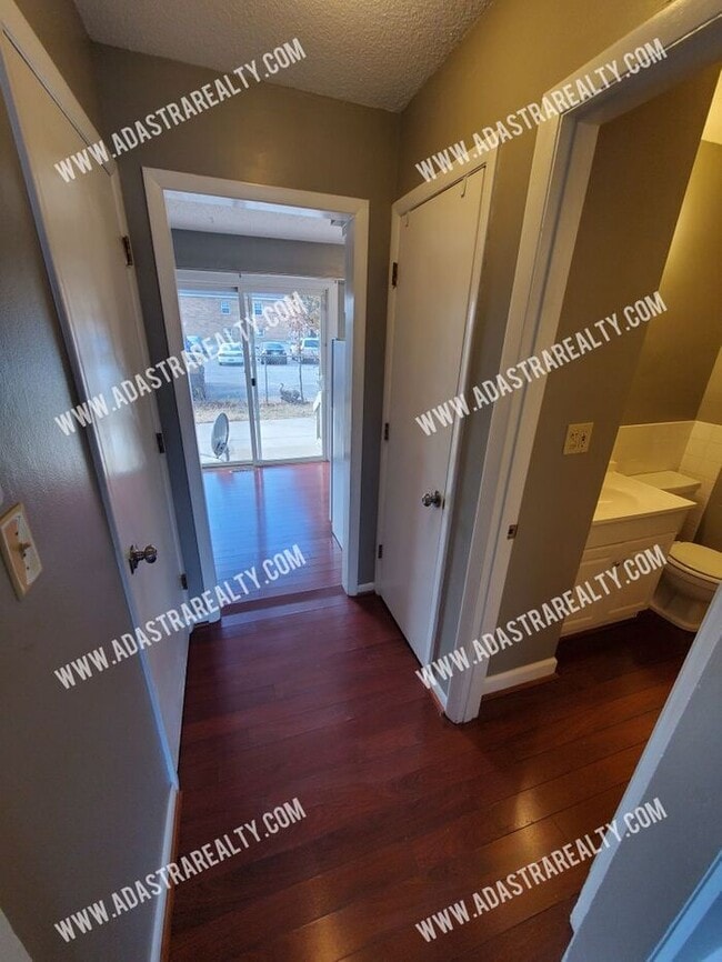 Building Photo - Affordable Olathe Townhome-Showing NOW!!