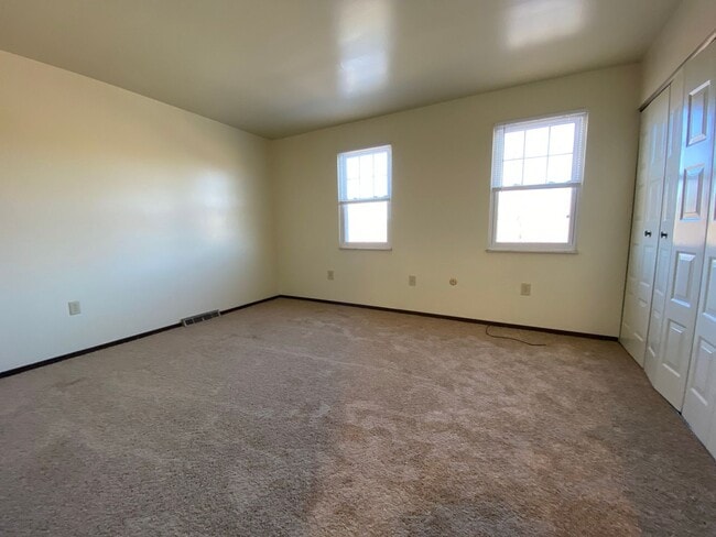 Building Photo - Check This Out! 3 BR Townhome with Washer & Dryer + Equipped Kitchen with Dishwasher! Call Today!
