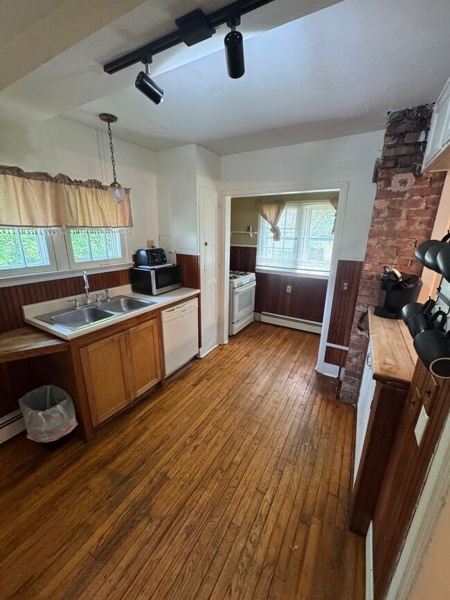 Building Photo - Beautiful 3- Bedroom Home for Rent- Univer...