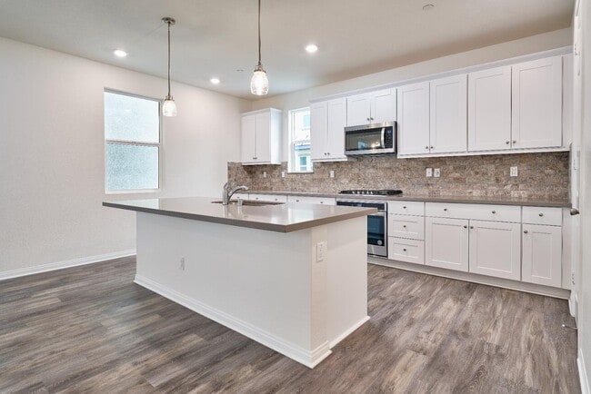 Building Photo - 729 Daniel Freeman Cir