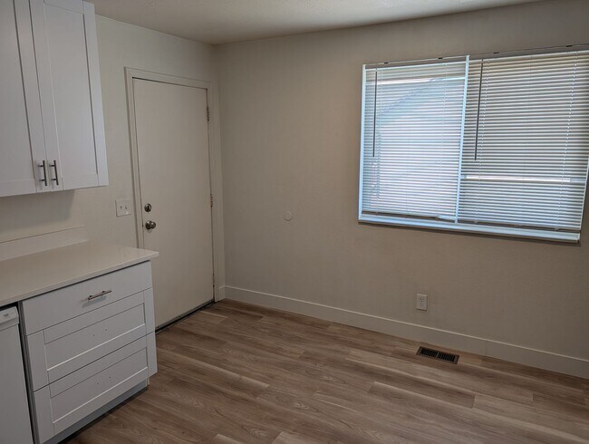 Building Photo - 4 Bedroom 1.5 Bath Twin-Home