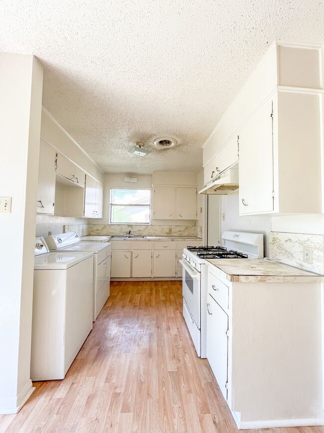 Building Photo - Available NOW!!!! Gorgeous 3 bedroom, 1 ba...