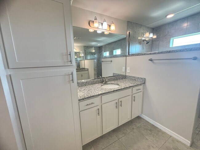 Building Photo - Spacious & Modern 3 Bed, 2 Bath in NW Cape...