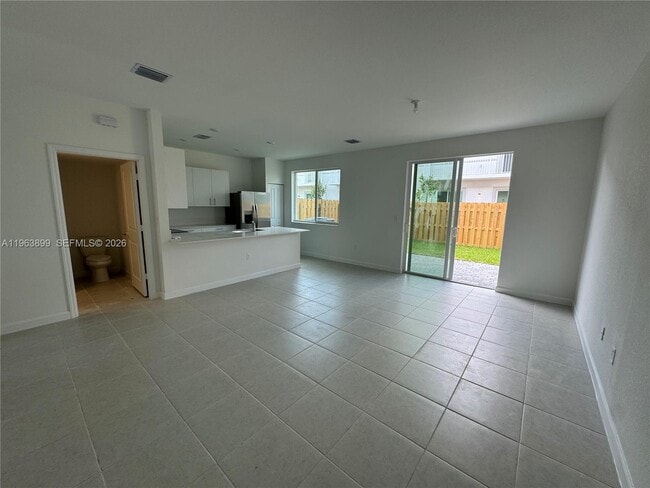 Building Photo - 738 SE 13th Ct