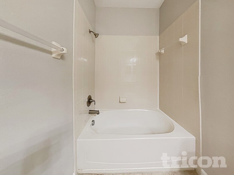 Building Photo - 13811 Newport Shores Dr