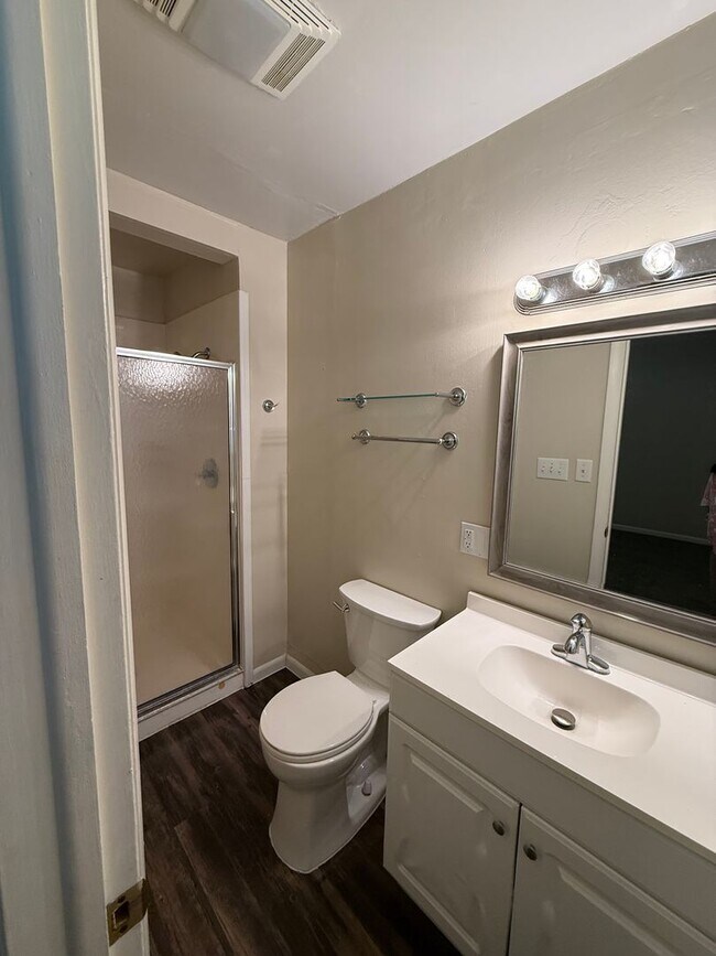 Building Photo - Welcome to this charming 3 bedroom, 2 bath...