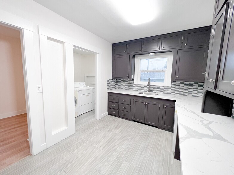 Building Photo - 420 Main St