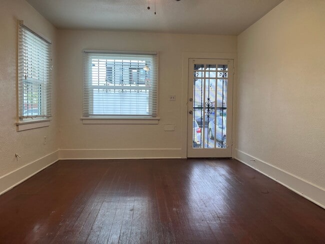 Building Photo - r2927