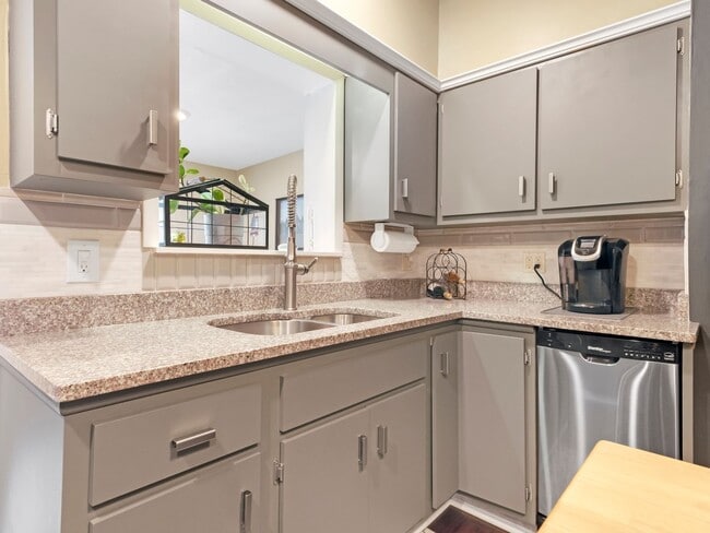 Building Photo - Luxury Updated Row Home | 1 Block from Butler Street