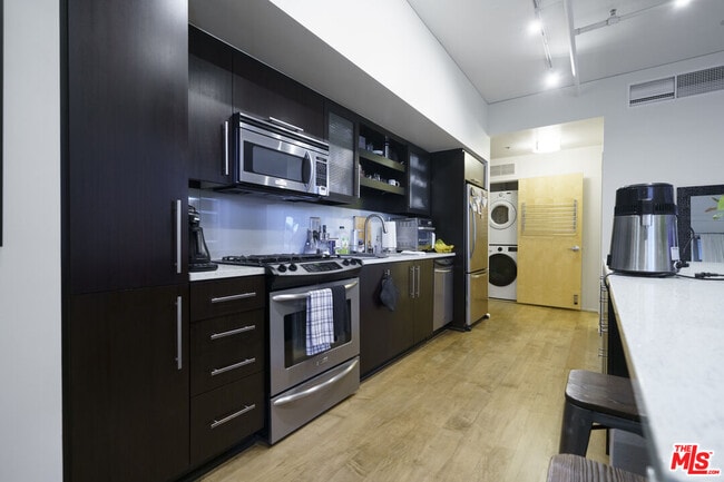 Building Photo - 1100 S Hope St