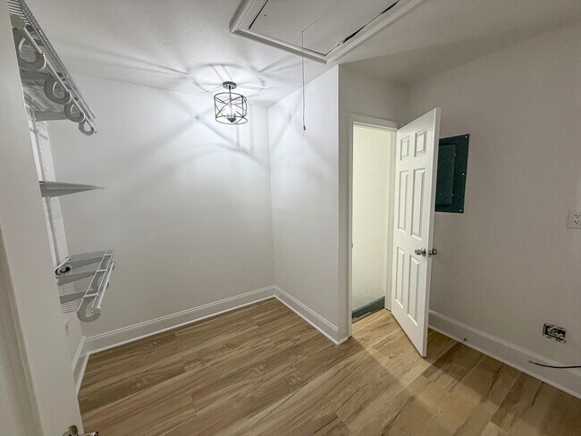 Building Photo - 1132 W Boylston St