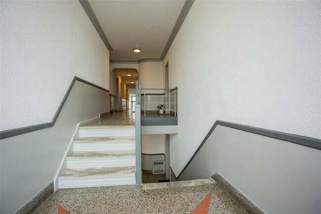 Building Photo - 302 E Broadway