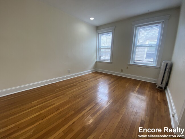 Building Photo - 364 Riverway