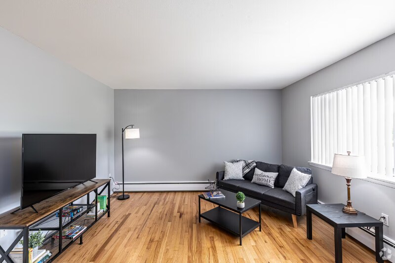 Building Photo - 271 Main St