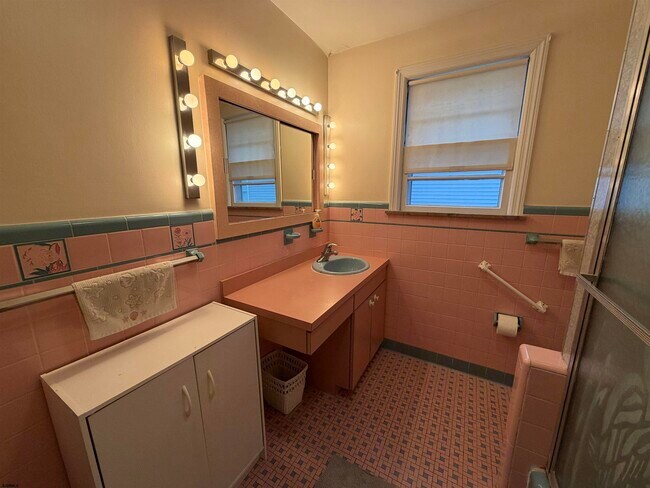 Building Photo - 33 N Gladstone Ave