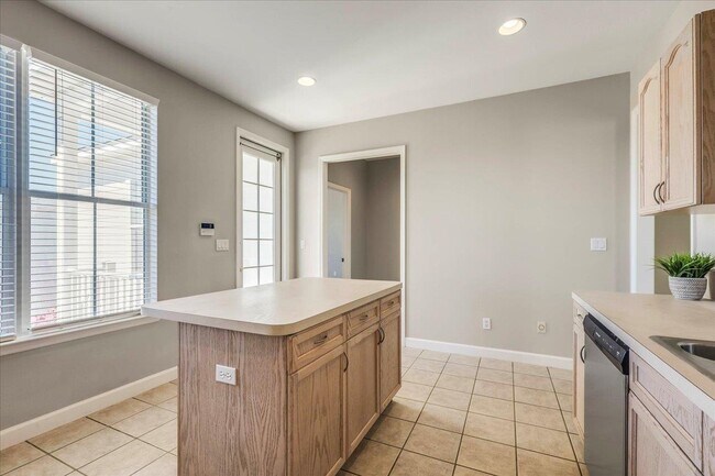 Building Photo - 3570 Four Oaks Blvd