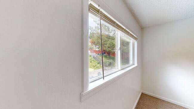 Building Photo - 1827 Lincoln Ave