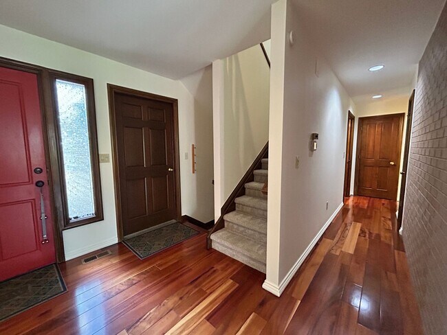 Building Photo - Gorgeous 4 Bedroom Townhome Steps from Boulder Country Club