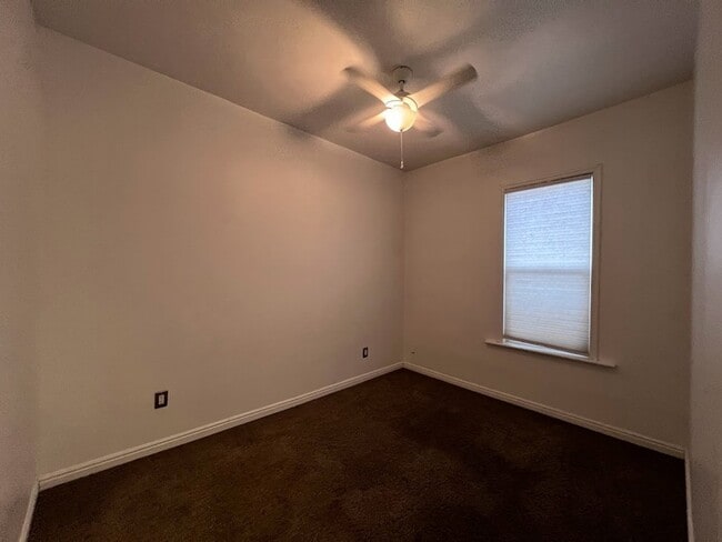 Building Photo - 923 S 400 E