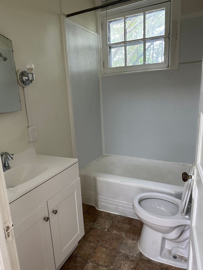 Building Photo - 1722 W Market St