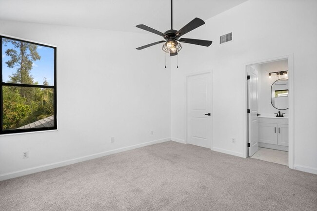 Building Photo - Well-maintained,2 bed 2 bath two-story condo located in Fort Myers